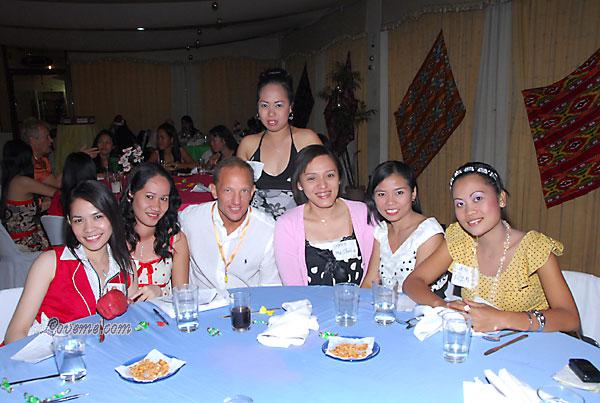 young-filipino-women-085